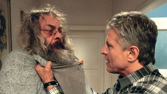 Jetzt reicht's: Andy (Jo Bolling, rechts) wirft Harry (Harry Rowohlt) aus der Wohnung.
