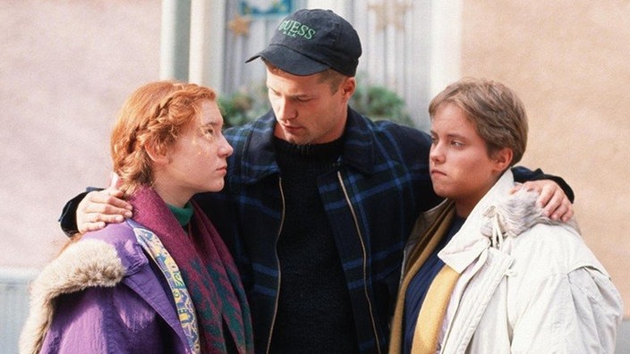 Jo (Til Schweiger) erklärt den beiden Mädels Iffi (Rebecca Siemoneit-Barum, links) und Valerie (Nadine Spruß), dass er sie verlassen wird.