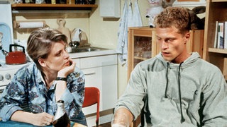 Jo (Til Schweiger) tröstet Gabi (Andrea Spatzek), die sich über die mangelnde Mithilfe der Mädchen im Haushalt geärgert hat.