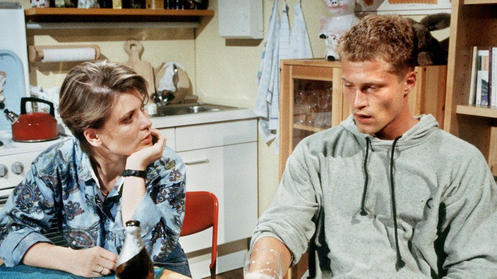 Jo (Til Schweiger) tröstet Gabi (Andrea Spatzek), die sich über die mangelnde Mithilfe der Mädchen im Haushalt geärgert hat.