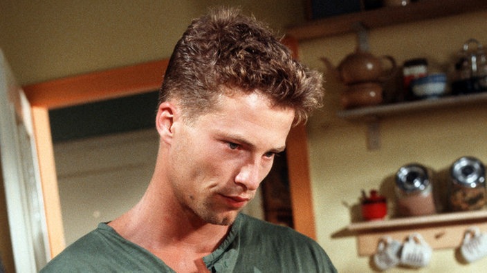 Jo Zenker (Til Schweiger) bekommt eine unangenehme Nachricht: die Miete soll erhöht werden.