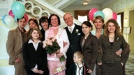 Joris, Marion, Sarah, Tom, Sophie, Mürfel, Gabi und Nina feiern Annas und Hans' Hochzeit