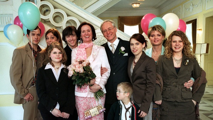 Joris, Marion, Sarah, Tom, Sophie, Mürfel, Gabi und Nina feiern Annas und Hans' Hochzeit