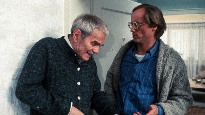 Joschi (Herbert Steinmetz, links) will Hans Beimer (Joachim Hermann Luger) Steinöl verkaufen.