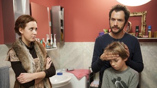 Josi, Alex und Paul stehen im Badezimmer