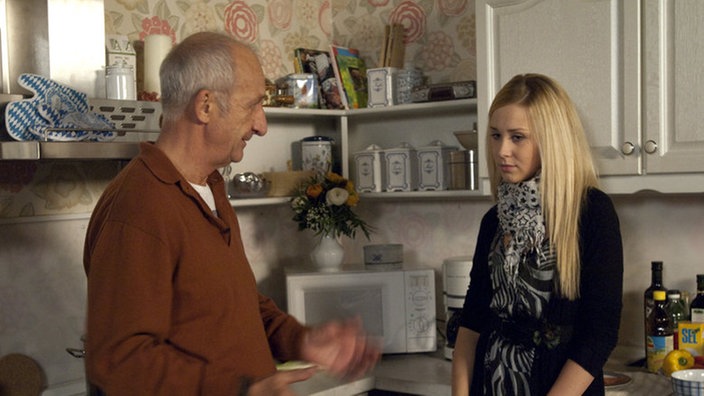 Josi (Clara Dolny) überlegt, wie sie wieder an Alex herankommt. Opa Adi (Philipp Sonntag) gibt ihr ungefragt Tipps.