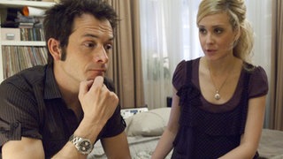 Josi (Clara Dolny) und Alex (Joris Gratwohl) überlegen, ob sie nicht selbst das Reisebüro übernehmen sollen.