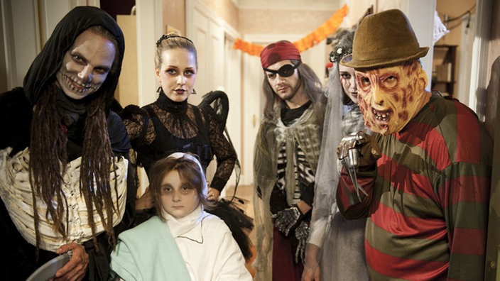 Josi feiert mit Freunden eine Halloweenparty