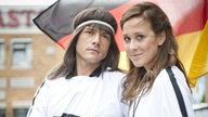 Josi und Alex in den Trikots der Frauennationalmannschaft