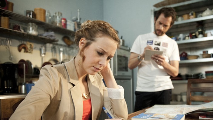 Josi und Alex machen sich Notizen in der WG-Küche