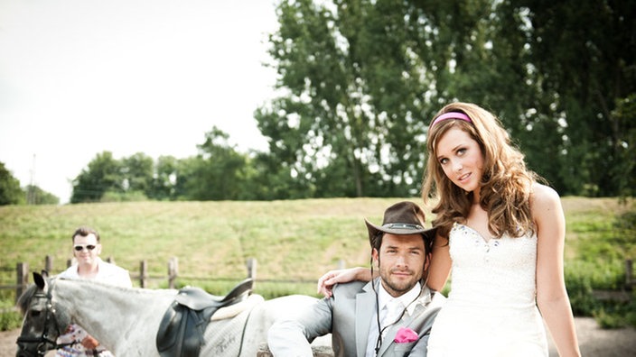 Josi und Alex stehen auf einer Pferde-Ranch