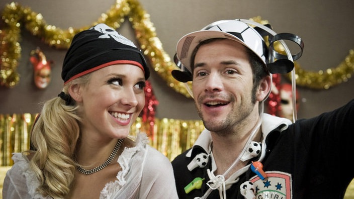 Josi und Alex verkleidet als Pirat und Fußball-Fan