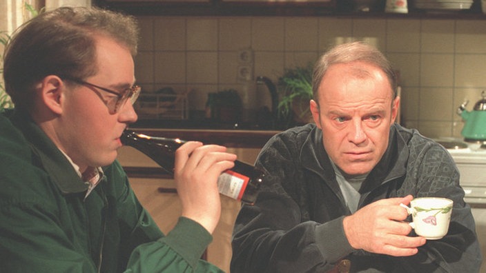 "Jugend forscht": Philipp (Philipp Neubauer, links) bittet Hajo (Knut Hinz) um Hilfe.