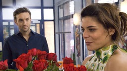 Julian schenkt Marcella Rosen