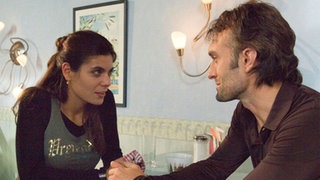 Julian (Urs Villiger) will unbedingt Marcella (Sara Turchetto) ins Bett bekommen und bietet ihr dafür eine ungewöhnliche Wette an.