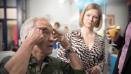 Käthe, Carsten und Tanja unterhalten sich im Salon