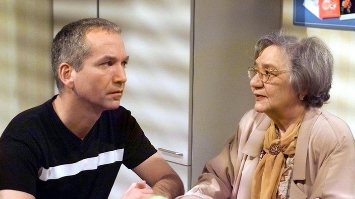 "Käthe" (Claus Vincon) erzählt Frau Vogt (Dorothea Walda), dass er wieder als Schauspieler arbeiten will – auch in einer anderen Stadt. Was aber wird dann aus Felix?