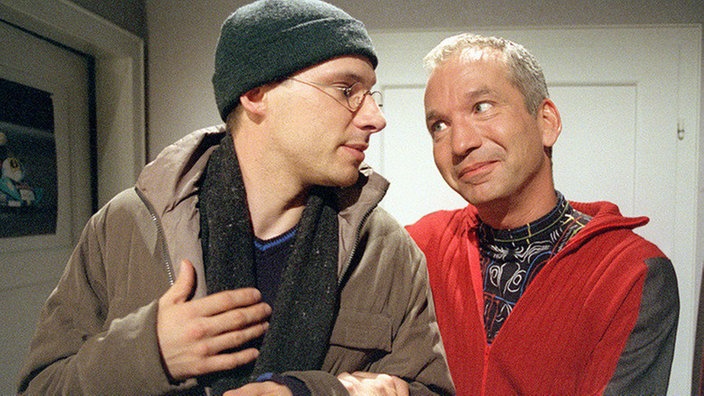 "Käthe" (Claus Vincon) hat scheinbar gute Neuigkeiten für Heiko (Tilmar Kuhn). Was "Käthe" nicht weiß: Er kommt damit wohl zu spät.