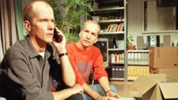 "Käthe" (Claus Vinçon) begreift nicht, warum Carsten immer noch an Theo hängt.