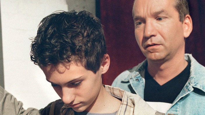 Käthe (Claus Vinçon, rechts) macht sich Sorgen: Felix (Marc-Oliver Moro) ist im Kindertheater plötzlich übel geworden.