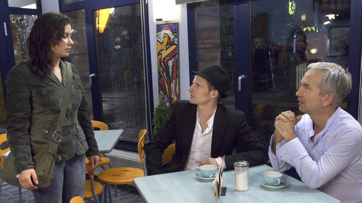 Käthe (Claus Vinçon, rechts) staunt nicht schlecht: Zorro (Thorsten Nindel) lässt die hübsche Kathy (Sabine Pfeifer) eiskalt abblitzen.