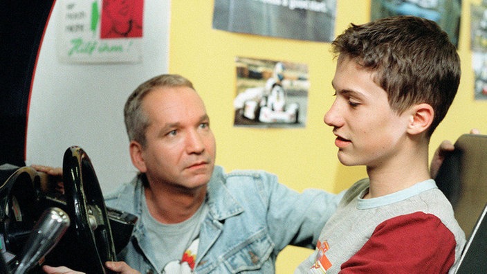 "Käthe" (Klaus Vincon) besucht Felix (Marc-Oliver Moro) auf der Gokartbahn. Aber noch immer lässt sich Felix nicht überreden, wieder in die Schule zu gehen.