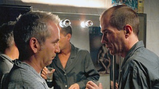 "Käthes" (Claus Vinçon, links) Tage als "Dr. Sonnenberg" sind gezählt. Muss auch Carsten (Georg Uecker) nach der Anzeige um seine berufliche Existenz bangen?