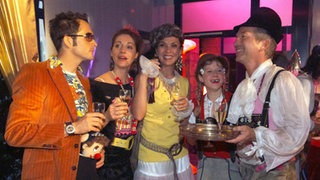 Karneval im Oktober: Alex, Marion, Suzanne, Nina und "Käthe" (v.l.: Joris Gratwohl, Ulrike C. Tscharre, Susanne Evers, Jacqueline Svilarov und Claus Vinçon) amüsieren sich bei der "Party des schlechten Geschmacks".