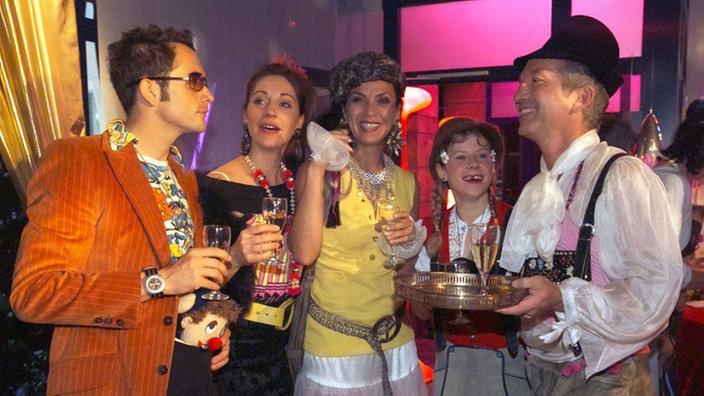 Karneval im Oktober: Alex, Marion, Suzanne, Nina und "Käthe" (v.l.: Joris Gratwohl, Ulrike C. Tscharre, Susanne Evers, Jacqueline Svilarov und Claus Vinçon) amüsieren sich bei der "Party des schlechten Geschmacks".