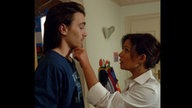 Kathy zupft Tom am Kinn