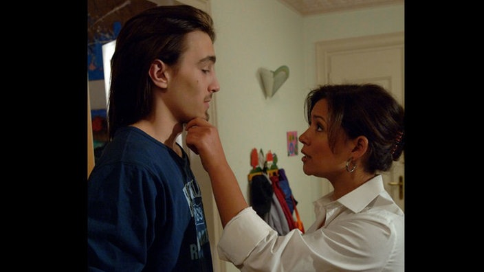 Kathy zupft Tom am Kinn