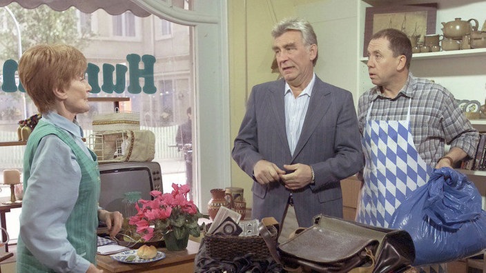 Kaum hat Rosi (Margret van Munster) ihren Laden eröffnet, kommen Gratulanten (Franz Rampelmann, rechts) und ungebetene Gäste (Heinz Marecek, Mitte).