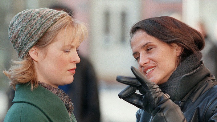 Kaum ist Tanja (Sybille Waury) in die Lindenstraße zurückgekehrt, wird sie auch schon von Sonia (Nika von Altenstadt) angesprochen.