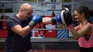 Kay bringt Klaus das Boxen bei