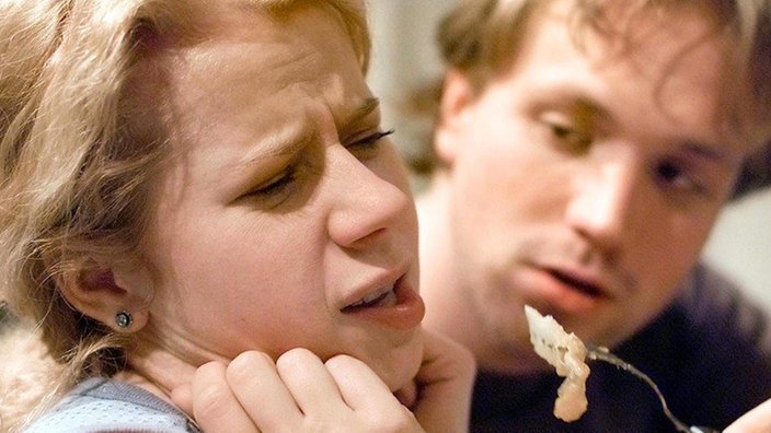Kein Appetit: Die miese Stimmung in der WG ist Nina (Jacqueline Svilarov) auf den Magen geschlagen. Da hilft auch Klaus' (Moritz A. Sachs) liebevolle Betreuung nichts.