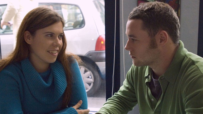 Kein Dach über dem Kopf: Bruno (Michael Neupert) fragt Sarah (Julia Stark), ob er bei ihr einziehen kann.