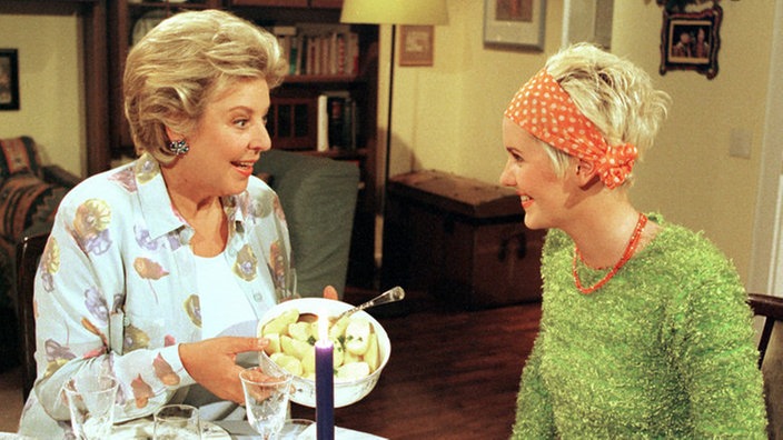 Keine bösen Erinnerungen an die geplatzte Hochzeit: Pat (Giada Gray, rechts) und Helga (Marie-Luise Marjan) freunden sich sofort an.