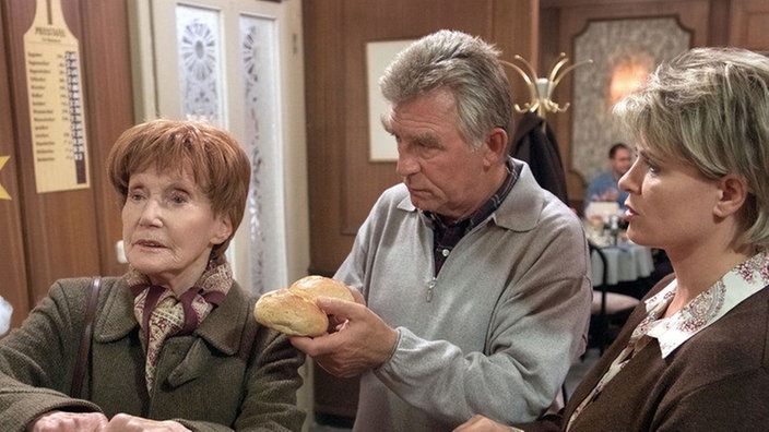 Keine Chance: Rosi (Margret van Munster, links) weigert sich, auch nur ein Wort mit Bruno (Heinz Marecek) zu wechseln. Tochter Gabi (Andrea Spatzek) hört den beiden entsetzt zu.