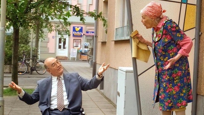 Keine schöne Feier: Dressler (Ludwig Haas) hat heute Geburtstag, aber niemand scheint sich daran zu erinnern. Auch Else (Annemarie Wendl) hat traditionell wenig passende Worte parat.