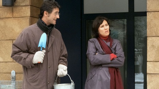Keine Zerstreuung: Paolo (Sigo Lorfeo) und Urszula (Anna Nowak) streiten darüber, wer wann den Gehweg streuen soll.