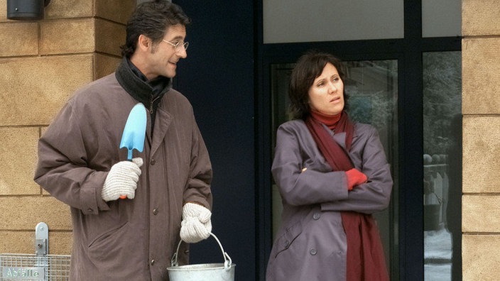 Keine Zerstreuung: Paolo (Sigo Lorfeo) und Urszula (Anna Nowak) streiten darüber, wer wann den Gehweg streuen soll.