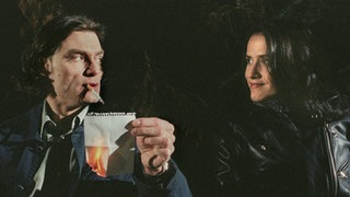 Killer Kiermeyer (Stefan Weinert) vernichtet die Spuren des Mordauftrages, den ihm Sonia (Nicola von Altenstadt) gegeben hat.