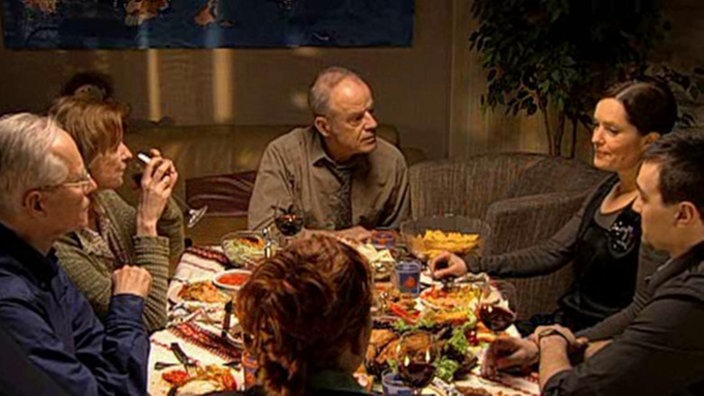 Kitty und Tom verkünden beim Abendessen, dass sie nach Kolumbien gehen