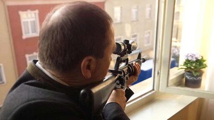 Klares Ziel vor Augen: Olaf (Franz Rampelmann) hat seine Feindinnen fest im Visier.