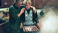 Klaus betrachtet die verbrannten Plätzchen seiner Mutter Helga