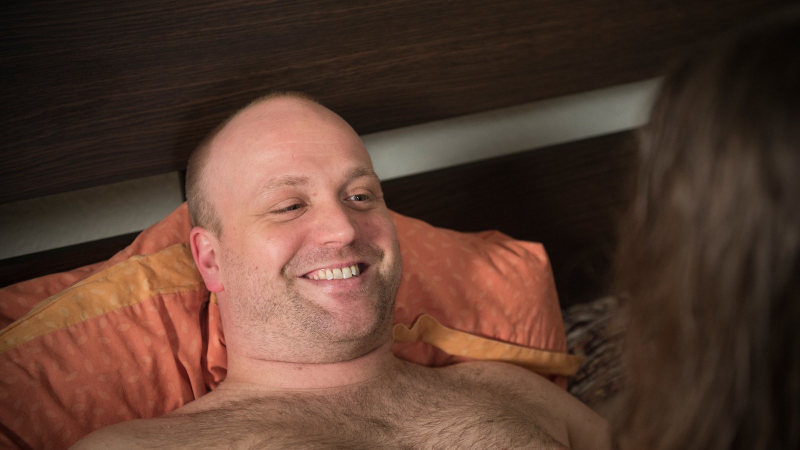 Klaus lacht Kay an