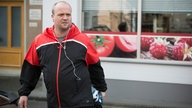 Klaus macht Dehnübungen