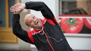 Klaus macht freudig Sport
