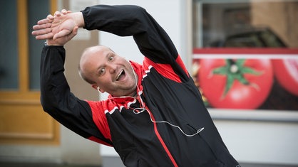 Klaus macht freudig Sport