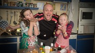 Klaus, Mila und Antonia freuen sich